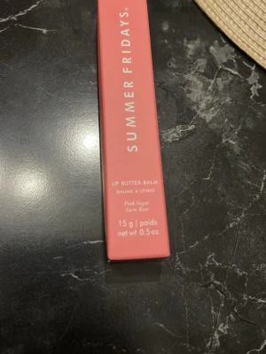 Summer Fridays Lip Butter Balm Pink Sugar - Summer Fridays Lip Butter Balm i färgen Pink Sugar. Kommer i en snygg rosa förpackning och innehåller 15 g. Vegansk och clean formula som återfuktar läpparna och ger en mjuk känsla. Perfekt att ha i väskan för daglig användning.