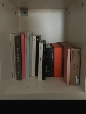 BTS albums - Säljer alla mina BTS-album eftersom jag inte är intresserad längre. Pris kan diskuteras 💞 Vissa kommer med photocards. Säljer även ITZY-album.  Skulle vara tacksam om ni köper via Plick istället ❤️ Tryck ej på “Köp nu”!  HYYH pt.1