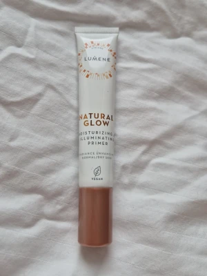 Lumene Natural Glow Primer - Fuktgivande och lystergivande primer från Lumene! Passar normal till torr hud och är vegansk. Perfekt för att skapa en naturlig glow och jämn bas innan smink. Aldrig använd men har hört mycket om den! Fick den i min julkalender från lumene men använder inte så mycket smink så säljer den ! Nypris - 199 mitt pris- 59!