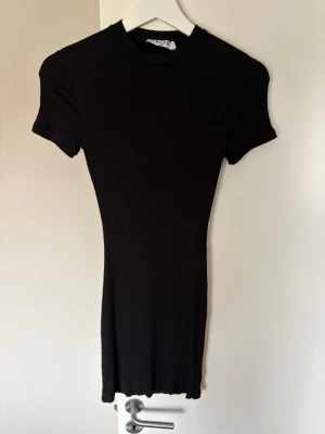 Na-Kd klänning - Kort klänning med öppen rygg från Na-Kd. Storlek: Xxs, är som en Xs. Säljer pga använder ej. 