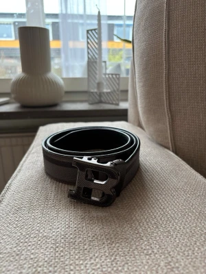 Burberry bälte  - Hej! Säljer ett burberrybälte, skicket är 10/10 och passar bra till svarta eller mörka jeans. Priset kan diskuteras. Bältet är cirka 100-110cm