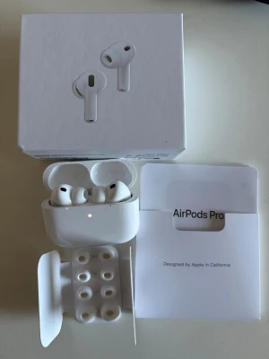 AirPods Pro 3 (2025) – Oanvända - Säljer AirPods Pro 3 (2025) som är helt oanvända. Förpackningen är öppnad men hörlurarna är aldrig använda – allt är i nyskick.  ✔️ Modell: AirPods Pro 3 (2025) ✔️ Oanvända ✔️ USB-C laddfodral ✔️ Fullt set: fodral, ear tips, manualer ✔️ Inga märken eller användningsspår  Skickas snabbt och väl emballerade. Fråga gärna om du vill ha fler bilder eller serienummer!
