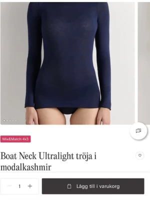 Mörkblå ultralätt tröja i modal - Snygg mörkblå intimissimi långärmad tröja med båtringning i supertunt och mjukt modal-kashmirmaterial❣️