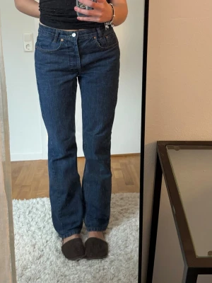 Levi's 501 Mörkblå - Säljer dessa supersnygga långa mörkblå 501 jeans från Levi's! Jag är 175 och jeansen går till marken för mig. Tror även de passar för de som är längre (34 längd i benen)!