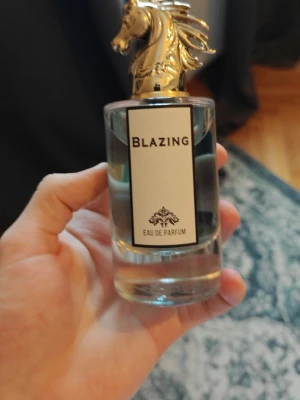 Blazing Eau de Parfum 80ml och tragedy eau de parfym 80ml - Blazing Eau de Parfum från Fragrance World. Flaskan har en unik design med guldfärgad häst och rymmer 80 ml. Ingredienser: alkohol denat, parfym, vatten, benzyl benzoate, cinnamal, citral, citronellol, coumarin, eugenol, farnesol, geraniol, isoeugenol, limonene, linalool. Tillverkad i Förenade Arabemiraten. 350 kr styck ny pris 