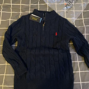 Mörk blå Ralph lauren tröja  - Helt ny och oanvänd, till kommer förpackning, pris lapp, scan. 