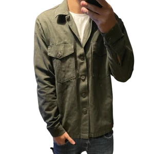 Overshirt från A Day’s March - Riktigt snygg mörkgrön overshirt från A Day’s March. Väldigt bra skick. Priset kan diskuteras!