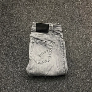 Grå Dondup jeans - Ett par feta jeans som är riktigt fräscha🤗 modellen är 178