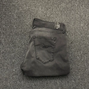 Grå replay jeans - Ett par replay jeans som är riktigt fräscha🤗 modellen är 178