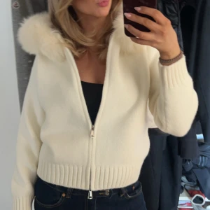 Alessa jacka - Nypris 1800kr endast använd 2 gånger💞storlek L men skulle säga att den sitter som en liten M, jag brukar ha M i jackor och den är lite liten på mig💞