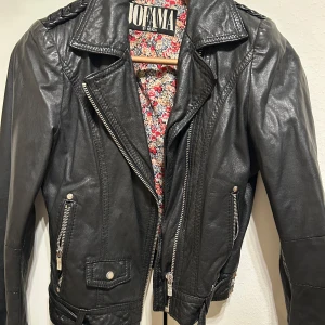 Svart skinnjacka Jofama by Kenza - Jättesnygg skinnjacka ifrån jofama by Kenza, använd med välbevarad.