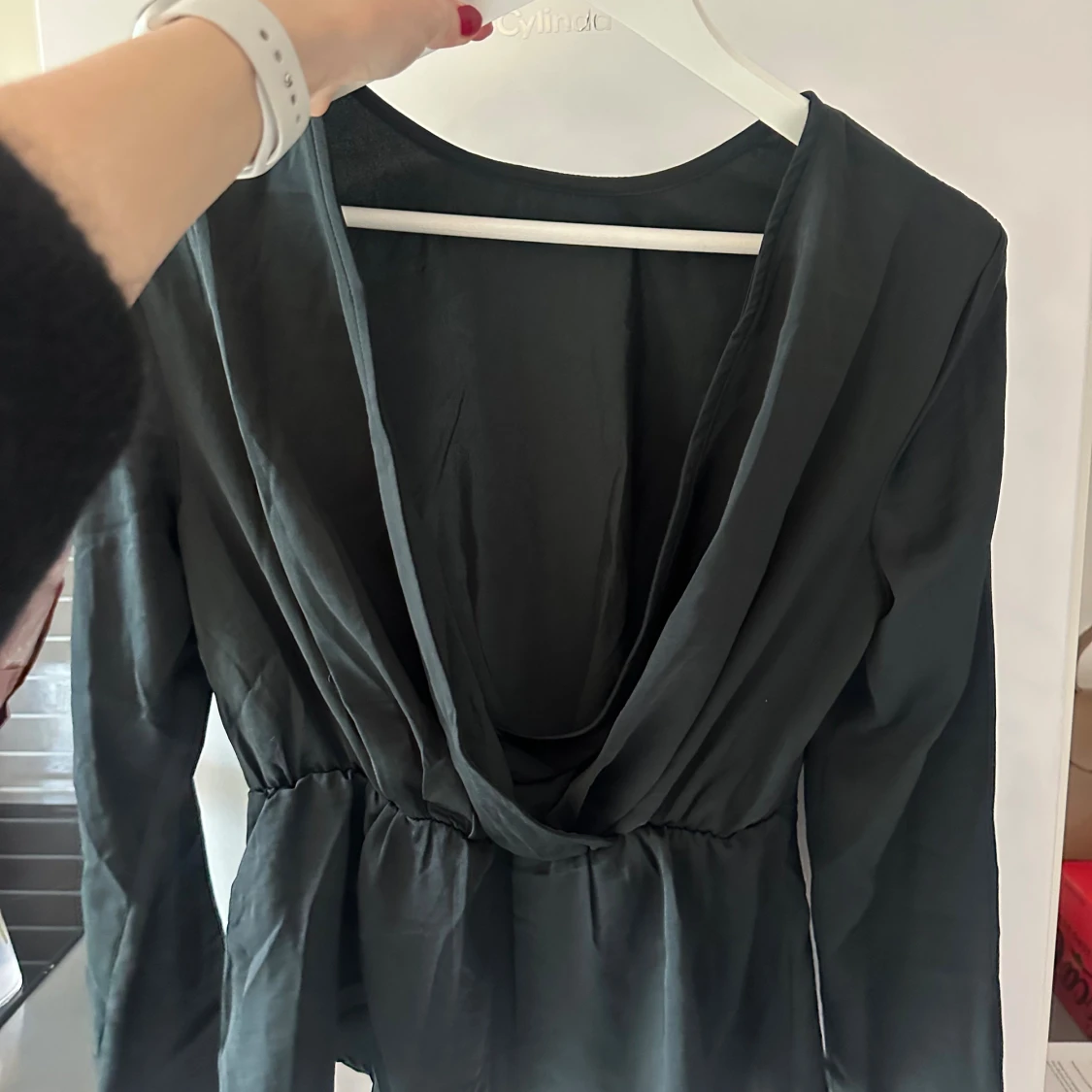 Svart omlottblus med öppen rygg - 2