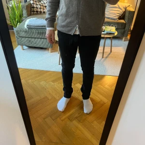 Jeans från Bläck - Fräscha jeans från märket bläck. Passar till det mesta. Använda men fortfarande väldigt fräscha.  Size 32  Fraktar inom 24h! 💫