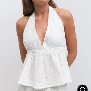 Vit topp - En vit topp från ginatricot älskar den men den va för liten för mig, jätte fin knappt aldrig använd och nypris 330 kr, skriv vid minsta fundering❣️