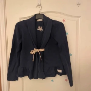 Odd Molly kofta - Mörkblå odd Molly kofta med rosa/beige snörning. Den är använd och är lite nopprig.  Men inget som mest jätte tydligt. Den är i storlek 2 och som jag har förstått så motsvara det M. 