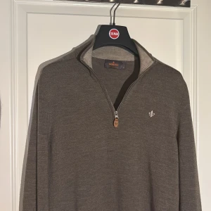 Stilig Morris halv zip - Morris zip som knappt aldrig är använd pga för liten för mig. Skicket är 10/10 och tröjan är riktigt stilig med tex ett par mörka jeans som komplimenterar tröjan perfekt. Orginal pris på 1,800kr.