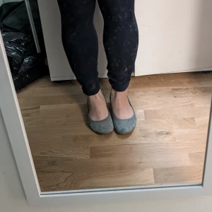 Grå ballerinaskor i mocka från H&M - Ett par välanvända och älskade ballerina. Slitna och luktar inte speciellt gott.