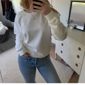 Vit sweatshirt  - Säljer denna tröja från laget 157 då jag inte fått användning för den! Den är som ny och knappt använd någon gång! Materialet är super skönt och tröjan passar perfekt nu till hösten! 🫶🏼💘