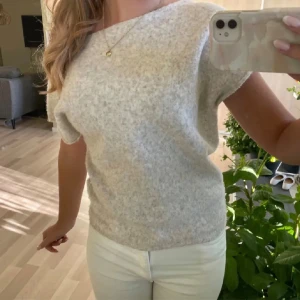 !Söker! Stickad tröja - Söker denna stickade off shoulder tröja från Nelly. Om du har en som du vill bli av med i storlek S så kontakta gärna!❣️❣️