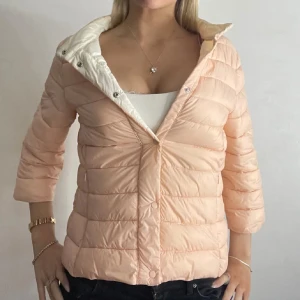Rosa Herno liknande jacka  - FÖLJ FÖR LIKNANDE🩷 jätte fin aprikos/rosa Herno liknande jacka som är perfekt för höst och vinter. Storlek M men passar en S. Inga defekter! Tryck köp nu! TK-0069