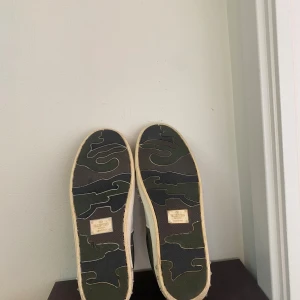 Valentino flycrews  - Säljer dessa valentino flycrews allt OG ingår :Pris 2500 kr kan diskuteras :Skick 7/10 lite slitningar och 2 nitar saknas men väldigt bra annars: Storlek 43. Hör av om fråga eller pris !