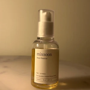 Mixsoon Bean Essence 50ml - ✨ Mixsoon Bean Essence ✨ En genomskinlig ansiktsessens i smidig pumpflaska – perfekt för dig som älskar koreansk hudvård och vill ge huden extra fukt och näring.  ✅ Använd endast ett fåtal gånger ✅ Nästan som ny (se volym på bild 2) ✅ Inköpt i september i slutet på september.  Passa på att prova en av k-beautys mest omtyckta essencer – till ett bättre pris! 🌸