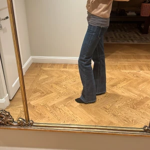 Mörkblå jeans!! - Mörkblåa jeans som ja har sytt på en yoga pants liknande kant på😄😄jag är 179cm