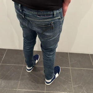 Dondup Jeans George  - Dondup Jeans George! Trendigaste jeansen på marknaden.  Skick= 9,5/10 Ny pris= 4000 kr Säljs för= 1099 kr (modellen är destroyed från fabrik vilket är sjukt populärt)