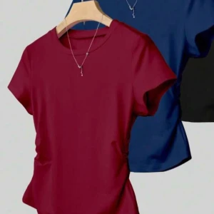 Vinröd t-shirt med enkel design - Snygg vinröd / marinblå t-shirt med rund hals och korta ärmar. T-shirten har en clean look och är lätt att matcha med andra plagg. Perfekt för dig som gillar stilrena basplagg.