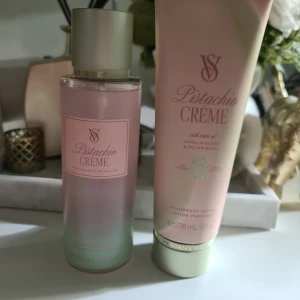 Pistachio Crème mist & lotion set - Set med Pistachio Crème fragrance mist (250 ml) och lotion (236 ml) från Victoria's Secret. Inslag av vanilla glaze och solar musk. Ingredienser och vegan formula står på förpackningen. Tillverkad i USA och Storbritannien. Helt nytt och oanvänt accepterar inte prisförslag. 