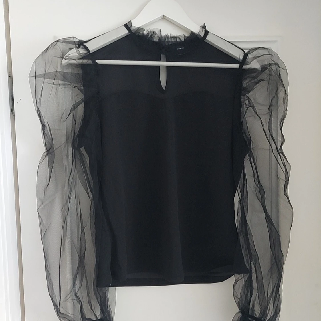 Svart blus med puffiga meshärmar - 3