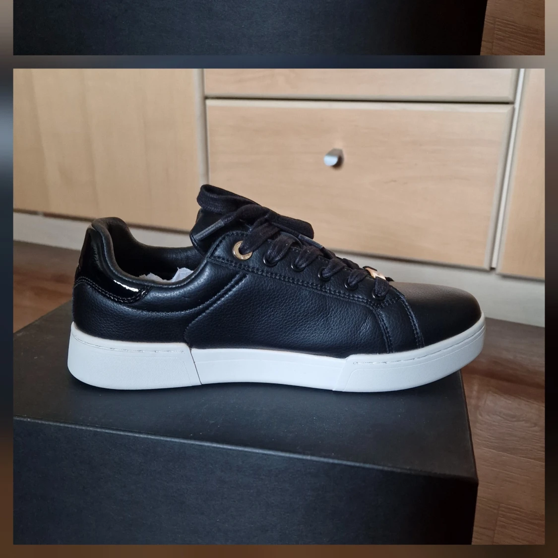 Svarta sneakers från Mexx med gulddetaljer - 4
