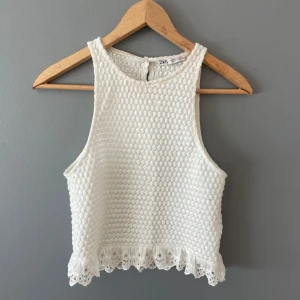 Vit linnetopp från Zara med spetskant - Linnetopp från Zara i storlek M