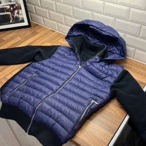 Blå pufferjacka från LeVon med huva - En riktigt fett cardigan som är perfekt nu till hösten!  bra skick och väldigt slilren. Pris ej hugget i sten så kom med förslag eller mer frågor😁