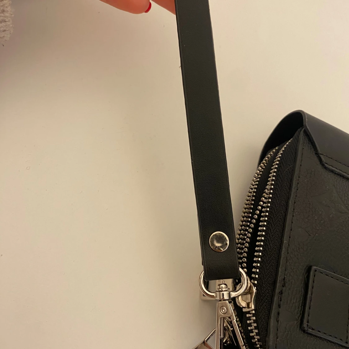 Svart kuvertväska i skinn - 2