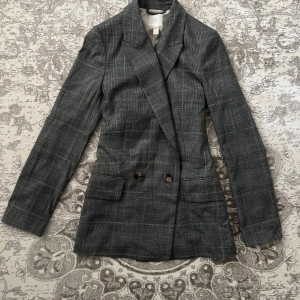 Grå kavaj - Grå rutig kavaj från HM i storlek 32. Inga tecken på användning. 