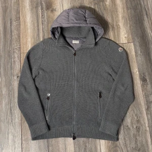 Moncler cardigan - Säljer denna Sällsynta cardigan i Storlek m~färgen grå~riktigt skön nu till höst~vid funderingar fråga på!