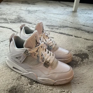 Nike Air Jordan 4 vita sneakers - Säljer ett par klassiska Nike Air Jordan 4 sneakers i helvitt, den är använd typ 5 gånger behöver bara tvättas sen blir den som ny, passar storleken 41-40