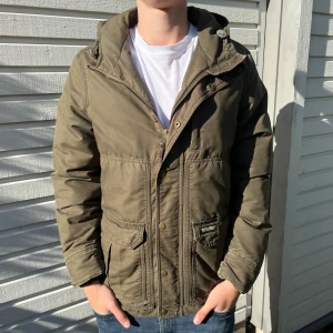  Varm Woolrich jacka  - Tja! Säljer nu denna sjukt snygga jacka från woolrich perfekt för kallare tider, sjukt vibtedge med lite slitningar. Nypris ligger runt 5000kr+ men säljs nu för 1999kr. Skick 9/10 riktigt bra utan synliga defekter. Hör av er vid funderingar.