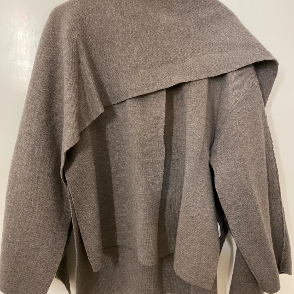 Beige oversized kofta med knapp - 1