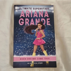 Ultimate Superstars: Ariana Grande - When Dreams Come True - Upptäck Ariana Grandes resa från musikalteater till popstjärna! Inspirerande berättelse perfekt för dig som älskar musik, kändisar och Ariana Grande. I mycket bra skick, endast läst en gång och på engelska. Nypris runt 100 kr.