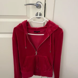 Röd hoodie Juicy Couture - Juicy Couture hoodie i röd velour med dragkedja och huva. Ser helt ny ut.