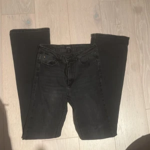 Svarta jeans från ONLY, storlek 34  - Säljer ett par svarta jeans från ONLY i storlek 34/36 . Jeansen har klassisk femficksdesign, raka ben och normal passform. Materialet är  denim som sitter skönt och passar till många olika stilar. Dom är lågmidjade. Säljer pga att dom är lite för korta för mig (är 171) 