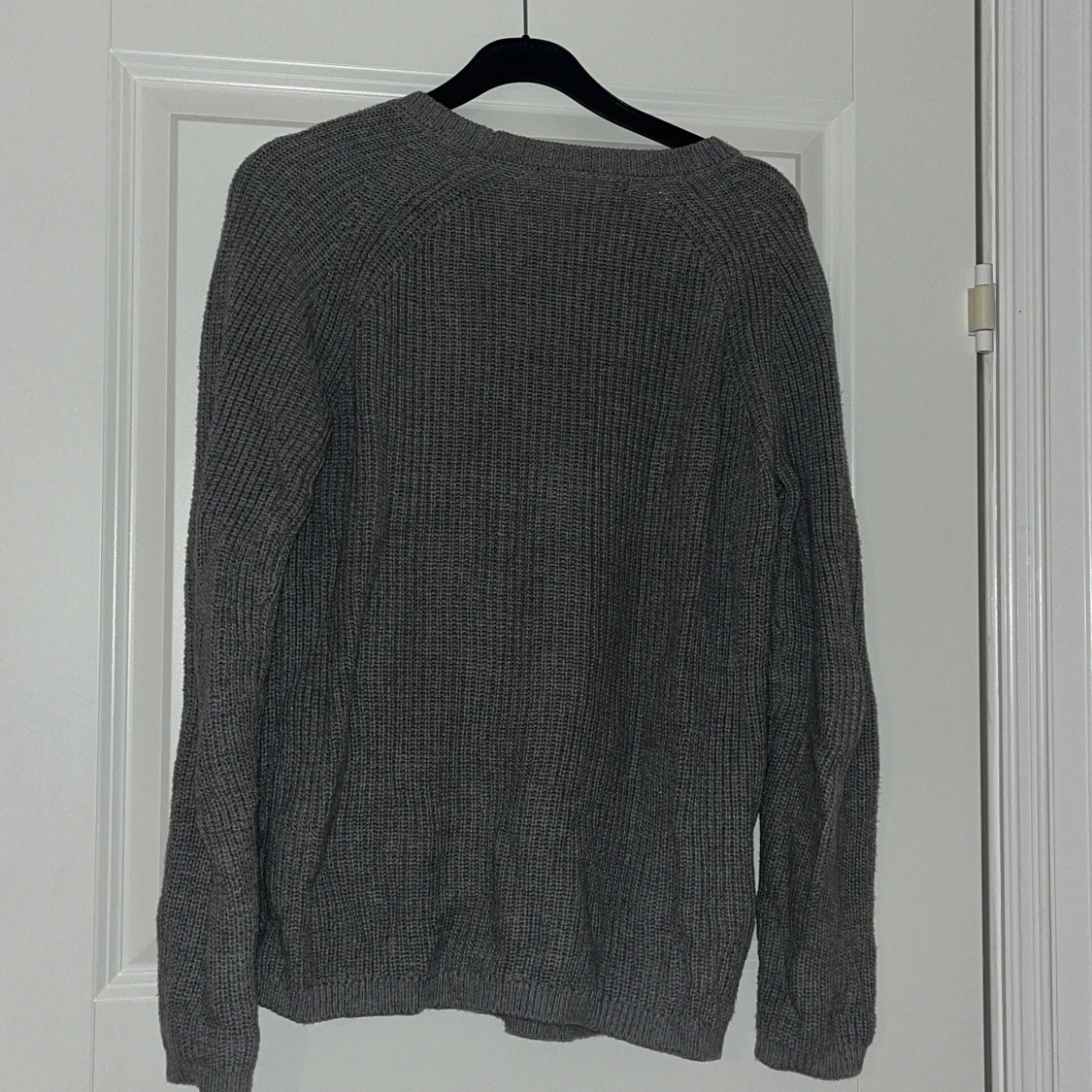 Grå stickad tröja från Mango - 1