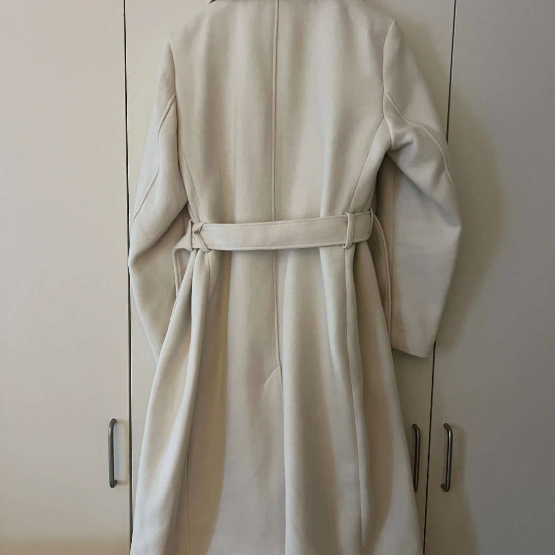 Beige kappa med bälte från H&M - 2