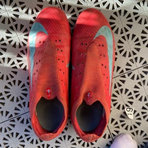 Röda Nike fotbollsskor  - Högsta priss får dem 