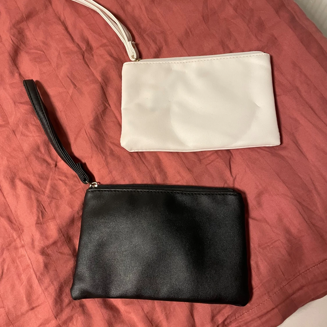 Svart och vit kuvertväska med dragkedja