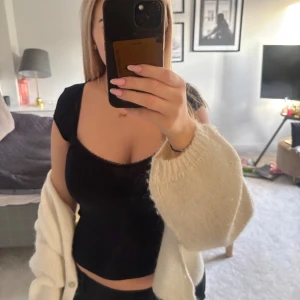 Svart topp - Super skön svart topp ifrån Nelly i storlek xs använd fåtal gånger!