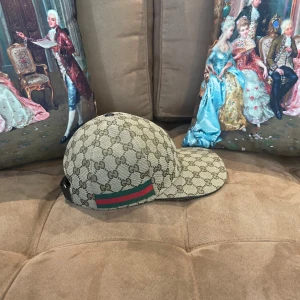 Gucci keps - Nyskick, Använd 1-5 gånger, inga skador eller fläckar. 