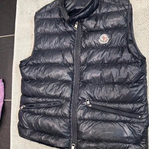 Moncler gui väst - Moncler väst i storlek 2. Väldigt snygg och i extremt bra skick. Passar S